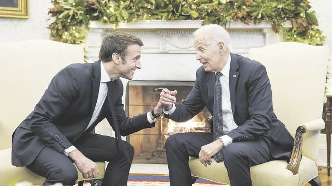 GESTUALIDAD. Como es habitual en sus contactos internacionales, el presidente francés Emmanuel Macron se mostró físicamente afectuoso con Joe Biden.