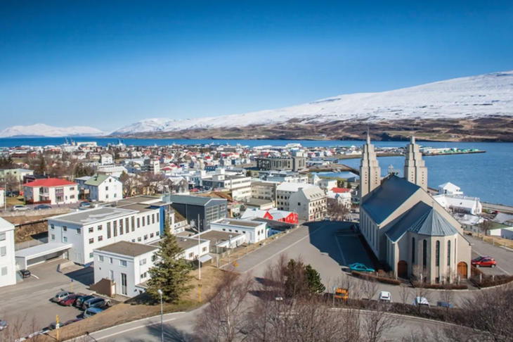 Aunque los impuestos en Islandia son altos, la calidad de vida y los beneficios sociales compensan esta carga fiscal. Aunque los impuestos en Islandia son altos, la calidad de vida y los beneficios sociales compensan esta carga fiscal.