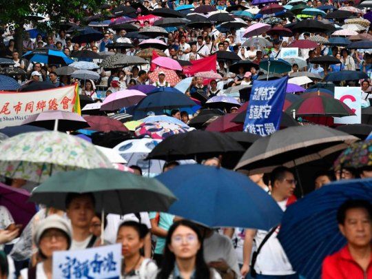 Miles de personas volvieron a salir a la calle este domingo en Hong Kong, por séptimo fin de semana consecutivo, en el marco de una protesta que parece no tener fin contra el gobierno pro-Pekín de este territorio semiautónomo.