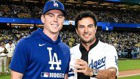 Sergio Checo Pérez junto a Will Smith﻿, de los Dodgers. El piloto&nbsp; mexicano lanzó la primera bola del partido de la temporada regular de la MLB entre&nbsp;Los Ángeles y Phillies.