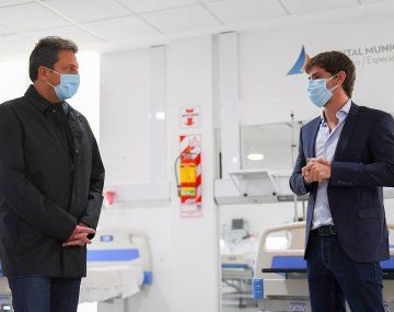 Sergio Massa entrego a Juan Andreotti, cinco respiradores y cinco monitores para el Hospital Municipal San Cayetano y el Provincial Petrona de Cordero.