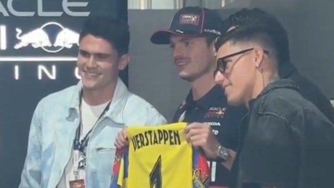 Brian Rodríguez, Israel Reyes y Alan Cervantes estuvieron en el Autódromo Hermanos Rodrígiuez, donde mantuvieron un diálogo con Max Verstappen y le regalaron una playera del América.