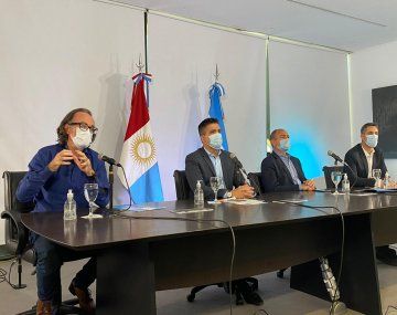 Los ministros de Finanzas, Osvaldo Giordano, y de Gobierno, Facundo Torres, durante la nueva reunión virtual de este jueves de la Mesa Provincia-Municipios, con el foco puesto en 2021.