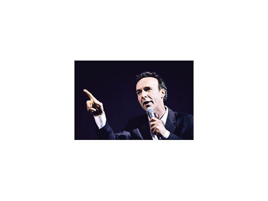 Roberto Benigni empezó su show con las payasadas esperables, pero poco a poco lo fue transformando en una lección profunda y emotiva sobre el Canto Quinto de la Divina Comedia.