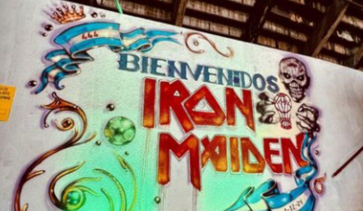 El público recibió a la banda con un mural en su honor en el Estadio. 