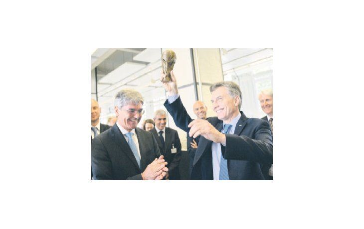 ámbito.com | Copa. Joe Kaeser le dio a Macri la Copa del Mundo hecha con impresora 3D.