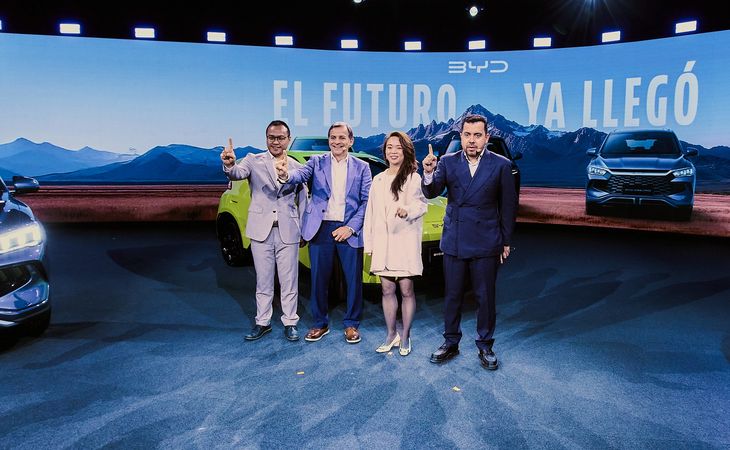 From left to right: Stephen Deng, BYD vice president for Latin America; Bernardo Fernández Paz, Sales Director of BYD Argentina; Audrey Li, regional director and José Miranda Montecinos, marketing and communications director for BYD during the official presentation in Costa Salguero