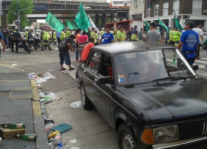 Clásico de acto moyanista: basura y caos de tránsito (foto 4)