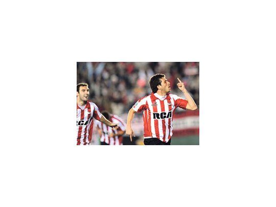Leandro Benítez se llena la boca de gol. El volante recogió un rebote en el área y definió de derecha. Estudiantes le ganó a Defensor y es semifinalista.
