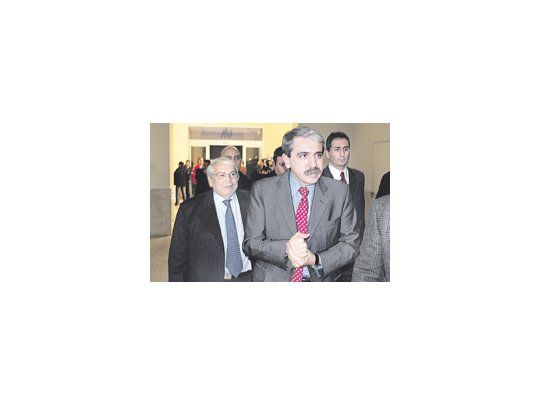 Héctor Méndez y Aníbal Fernández al ingresar ayer al edificio de la UIA, donde se ofreció el almuerzo que dio marco al diálogo.