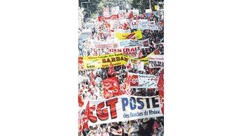 Contrariamente a las huelgas realizadas ayer, las manifestacionessindicales contra las medidas de ajuste del gobiernofrancés sí se hicieron sentir con fuerza. Los gremios seaprovechan de la alicaída imagen de Nicolas Sarkozy.