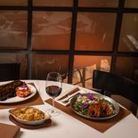 Villegas Resto, en Puerto Madero, propone una parrilla de impronta contemporánea con foco en la calidad del producto y el oficio. Villegas Resto, en Puerto Madero, propone una parrilla de impronta contemporánea con foco en la calidad del producto y el oficio.