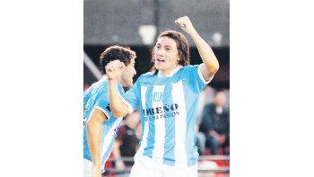 Pablo Lugüercio festeja su tanto levantando los brazos. Racing goleó a Colón en el Cementerio de los Elefantes y es el único líder del Clausura.