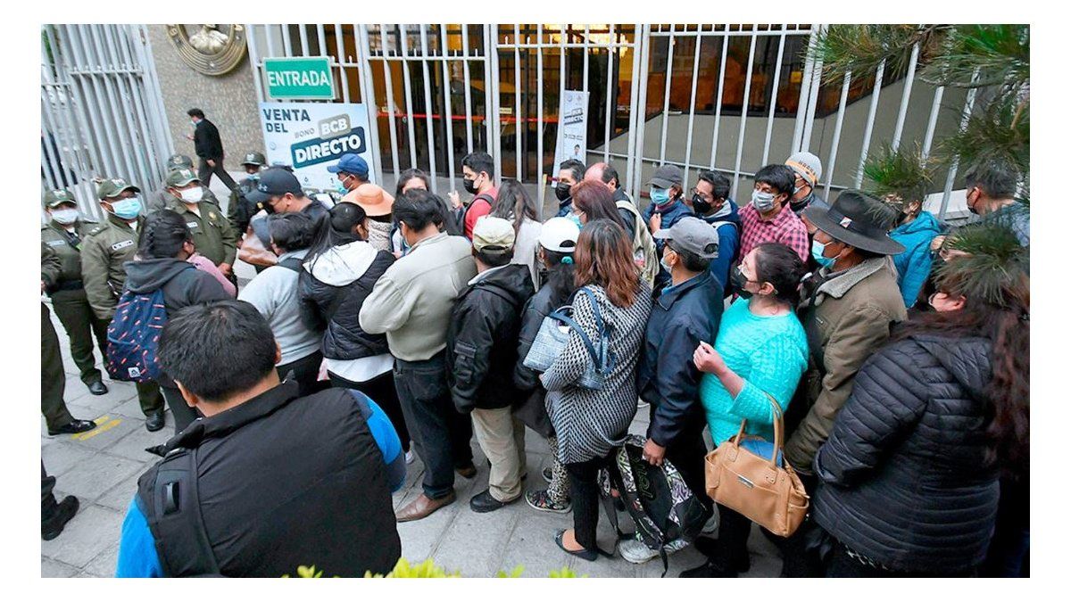The lines grow at the doors of the banks to be able to buy