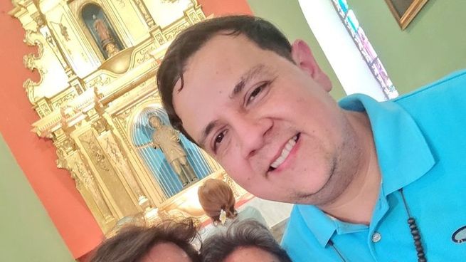 Javier Tarazona (derecha) junto a su madre y su hermano, antes de ser capturado.