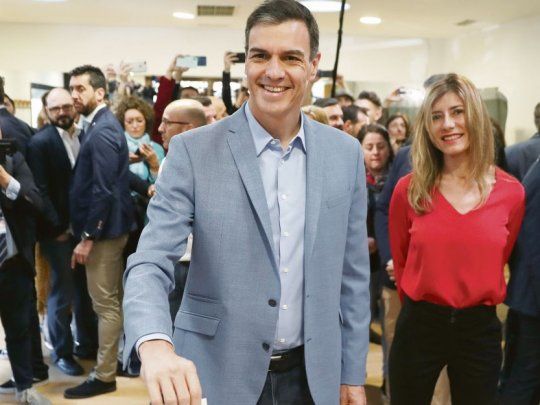 Optimismo previo, festejo posterior. Pedro Sánchez se mostró muy confiado a la hora de votar. Con los resultados en la mano, los simpatizantes socialistas llevaron sus festejos a las calles de España.