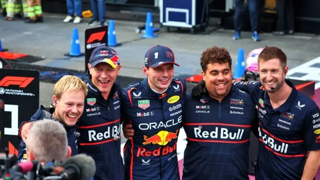 Max Verstappen celebra junto a su equipo