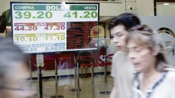 el dolar retrocedio 30 centavos a $ 44,22 por mayor ingreso de divisas