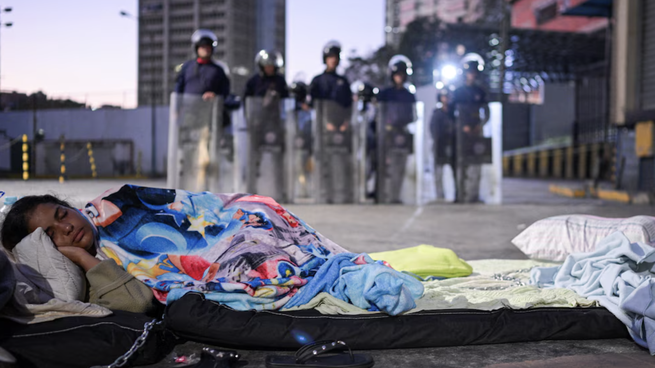 Familiares se recostaron frente a un centro de detención en Caracas mientras se renueva la presión por el caso del gendarme argentino.