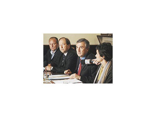 Los radicales Gerardo Morales, Ernesto Sanz y Juan Carlos Marino, junto a María Eugenia Estenssoro, de la Coalición Cívica, irán al recinto con proyecto propio sobre Aerolíneas.