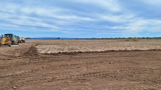 Con esta emisión, Minas Argentinas se busca diversificar sus fuentes de financiamiento, apalancar su crecimiento en deuda sostenible y consolidar su posicionamiento tanto en el sector minero como en el de energías renovables. Con esta emisión, Minas Argentinas se busca diversificar sus fuentes de financiamiento, apalancar su crecimiento en deuda sostenible y consolidar su posicionamiento tanto en el sector minero como en el de energías renovables.