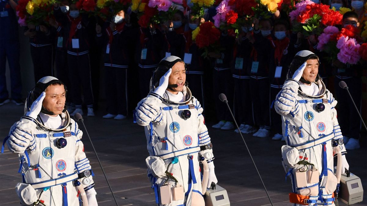 China revealed what the lightweight space suit is like for trips to the Moon