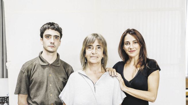 king kong. El músico Tomás Pol, Corina Fiorillo y Eleonora Wexler.