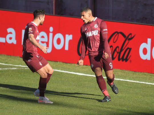 En su 41° cumpleaños, Sand marcó dos veces y Lanús venció a Atlético Tucumán.