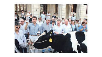 ámbito.com | Los dirigentes de la Mesa de Enlace protestaron ayer junto con productores tamberos frente al Ministerio de Agricultura ordeñando una vaca para mostrar la crisis que afecta al sector .