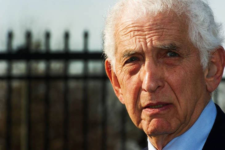 Daniel Ellsberg poco antes de morir en 2023, si bien es más recordado por los “Pentagon Papers”, su mayor contribución fue postular la hipótesis del “madman”, o “hombre loco”, sin la cual no podríamos entender la realidad actual.