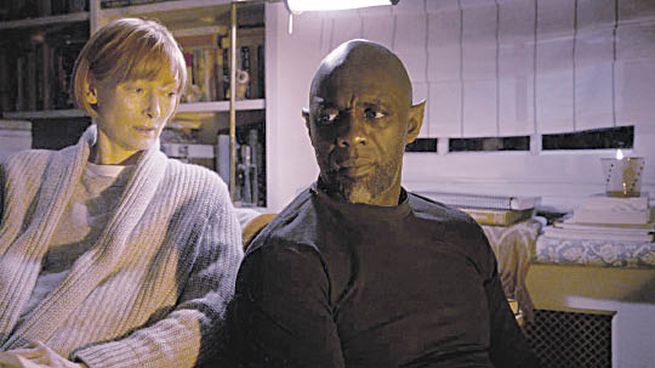 érase una vez un genio. Tilda Swinton e Idris Elba, en film de Miller.