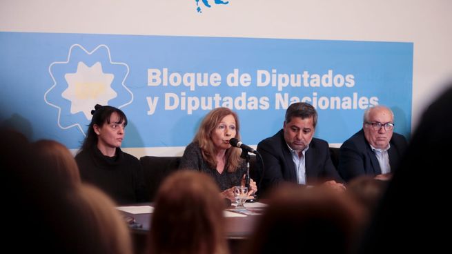 Dos de las familiares de detenidas junto a los abogados, Molea y Basalo.