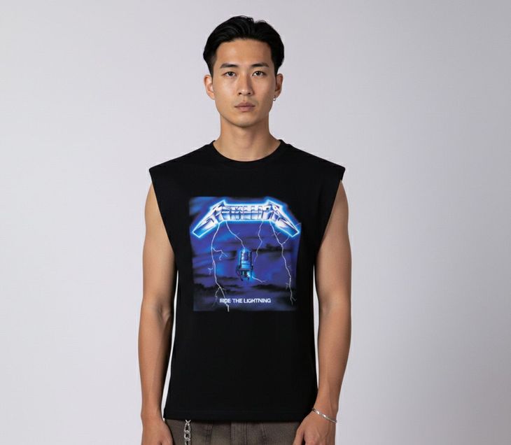 Remera musculosa con hombreras. Remera musculosa con hombreras.