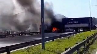 Bomberos, personal de seguridad vial y efectivos policiales trabajan en la zona.