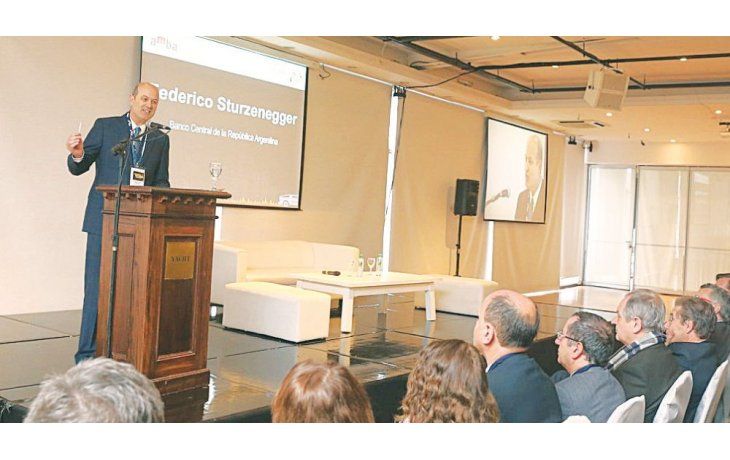 Hipotecarios. Federico Sturzenegger señaló que se están aprobando créditos UVI por 10 millones de pesos diarios. Pero para que el sistema tenga éxito, deben crecer los depósitos UVI, algo que los bancos no priorizan.