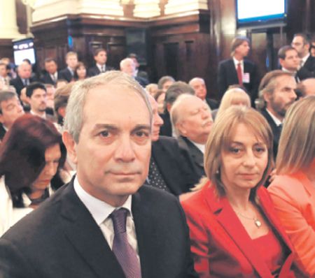 También escucharon el discurso de Ricardo Lorenzetti el ministro de Justicia, Julio Alak, y la procuradora general, Alejandra Gils Carbó. No hubo políticos ni fiscales enfrentados con el Gobierno en el acto.
