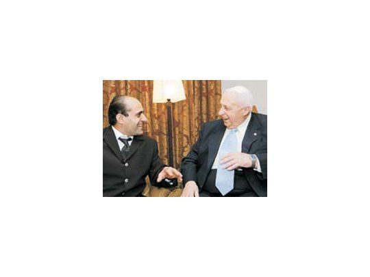 El primer ministro Ariel Sharon celebra junto al espía israelí Azzam Azzam, poco después de que fuera liberado por Egipto.