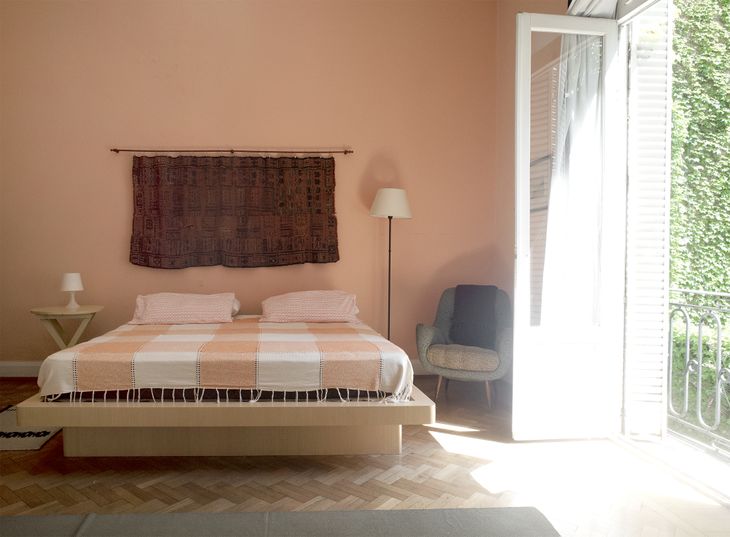 Dormitorio con salida a balcón, aberturas originales de madera y pisos de roble europeo colocados en espiga, uno de los materiales característicos traídos desde Europa Dormitorio con salida a balcón, aberturas originales de madera y pisos de roble europeo colocados en espiga, uno de los materiales característicos traídos desde Europa