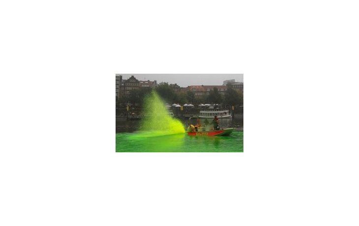 Uriburu volvió a utilizar un producto no contaminante del mismo verde brillante que el de intervenciones anteriores. (Foto gentileza www.taz.de)