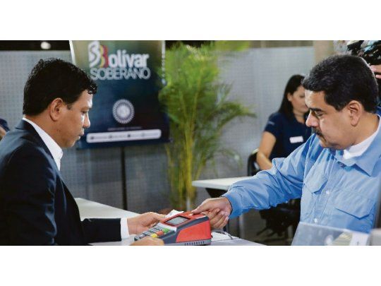 “lingótico”. Nicolás Maduro y su mujer, Cilia Flores, compraron ayer los primeros certificados de ahorro en oro que comenzó a emitir el Banco Central para desalentar la compra de dólares. La pareja adquirió los “títulos de ahorro en oro” números uno y dos, por 1,5 y 2,5 gramos respectivamente, por 38,63 dólares por gramo. “Aquí yo me acabo de comprar un lingótico de 1,5 gramos y lo dejo en el Banco Central”, dijo el presidente.