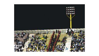 ámbito.com | La fiesta estaba preparada para que todo Chaco viviera la revancha del Superclásico de las Américas, pero el micro que trasladó a Brasil rompió uno de los principales cables de luz, y afectó un transformador. Finalmente, por falta de luz, el partido se su