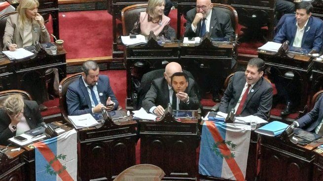 Aldo Leiva, con una máscara de Manuel Adorni.