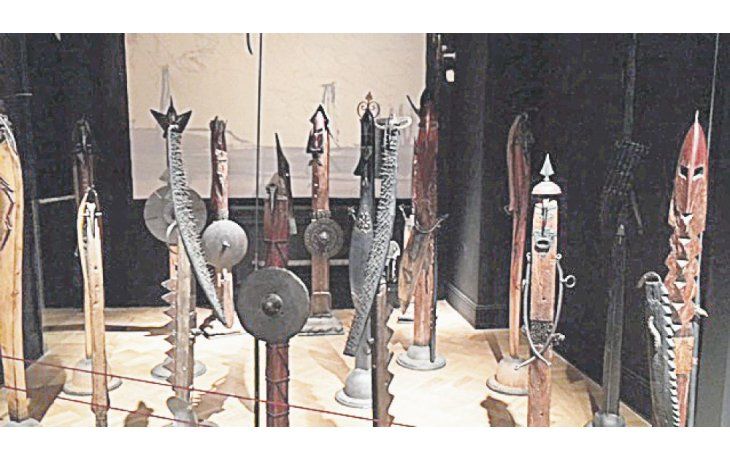 ámbito.com | Dompé. El oficio de Dompé es admirable, ya sea para trabajar la piedra rugosa o pulida, como puede verse en yelmos, barcas y peces. Esta extraordinaria exposición muestra su pensamiento y modo de producción.