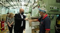 Guillerm Merediz visita la fábrica de Akapol.
