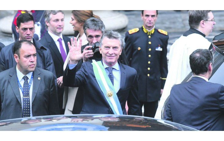 ámbito.com | Custodiado. Mauricio Macri, su mujer Juliana Awada y el secretario general de Presidencia, Fernando De Andreis, el jueves pasado al ingresar a la Catedral Metropolitana para participar del Tedeum.