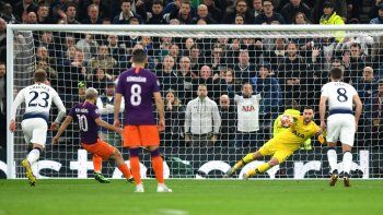 Hugo Lloris adivina la punta a la que pateó Sergio Agüero y contiene el penal de Manchester City cuando el partido estaba empatado sin goles.