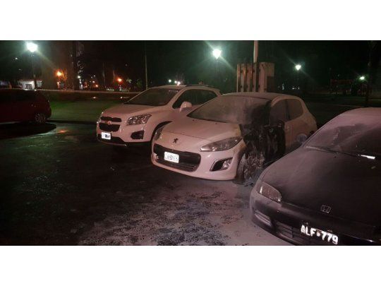 Quemaron autos frente al Ministerio de Seguridad bonaerense