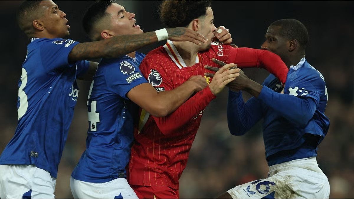 Agonous goal and fight with three expelled: Liverpool and Everton tied 2-2 in a hot classic