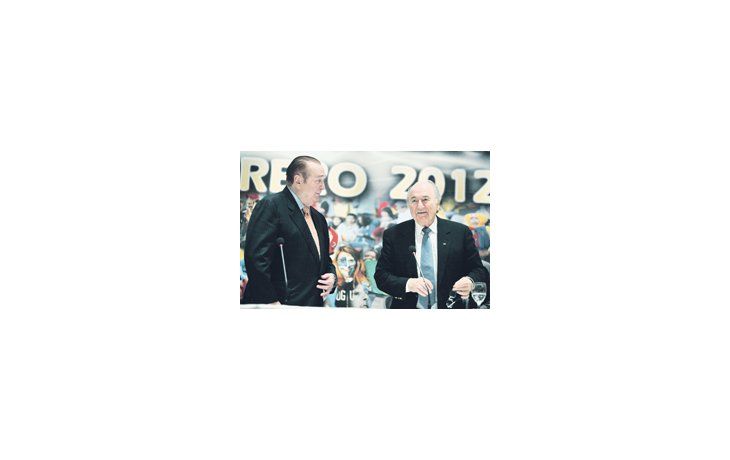 Josepp Blatter junto al presidente de la Conmebol, Nicolás Leoz, retó desde Paraguay a «los gobiernos que se meten con la organización del fútbol».
