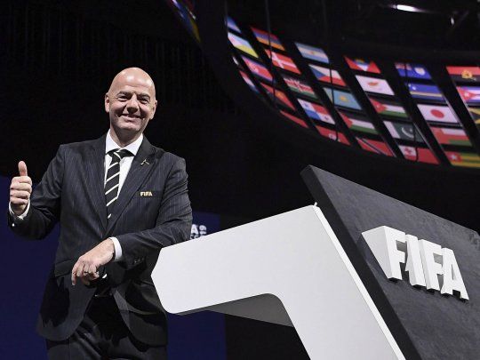 La FIFA no permitirá que clubes deudores incorporen jugadores.